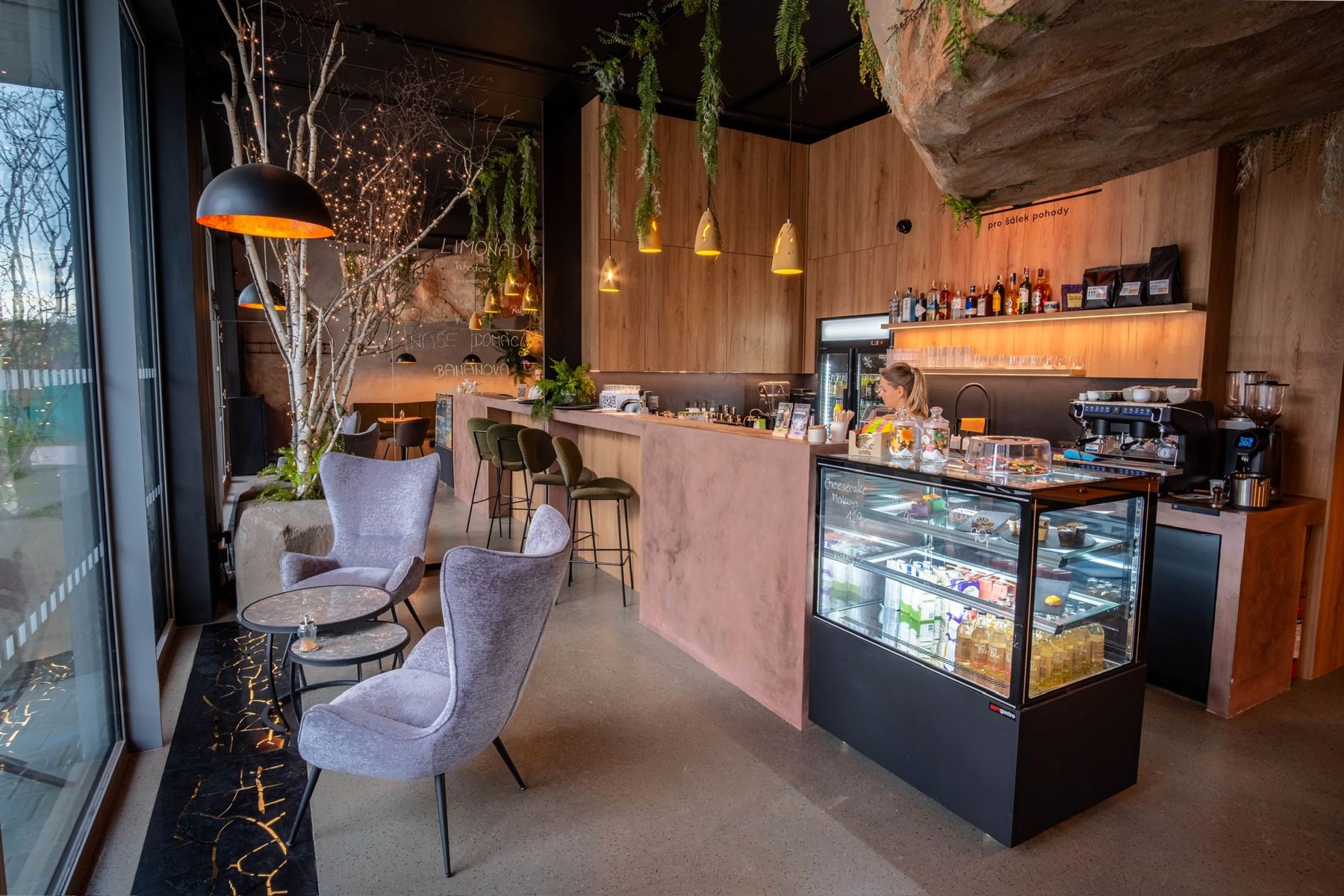 Bar s křesly a rozsvícenou břízou